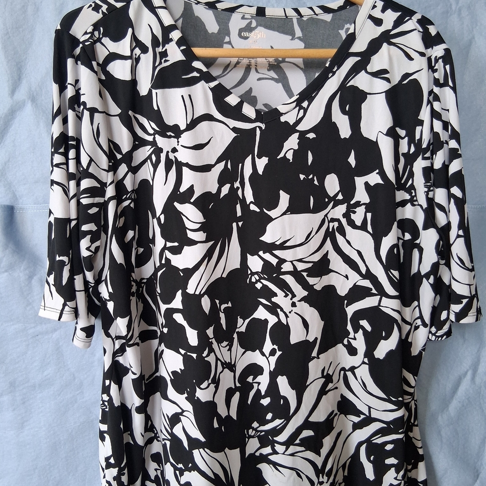 East 5th Black and White Floral Short Sleeve Top